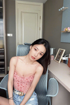 美女扒开胸罩露出奶头的